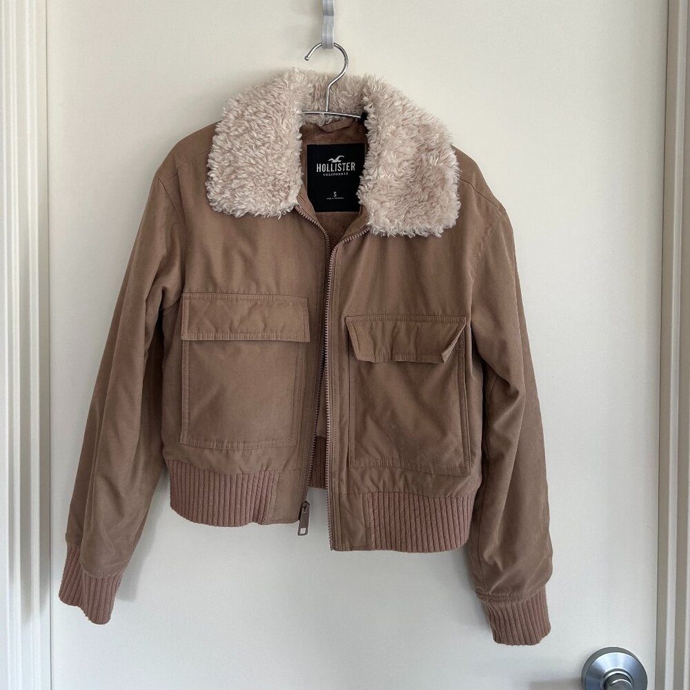 Hollister Women’s Sherpa Collar All-Weather Bomber Jacket fur lined cropped